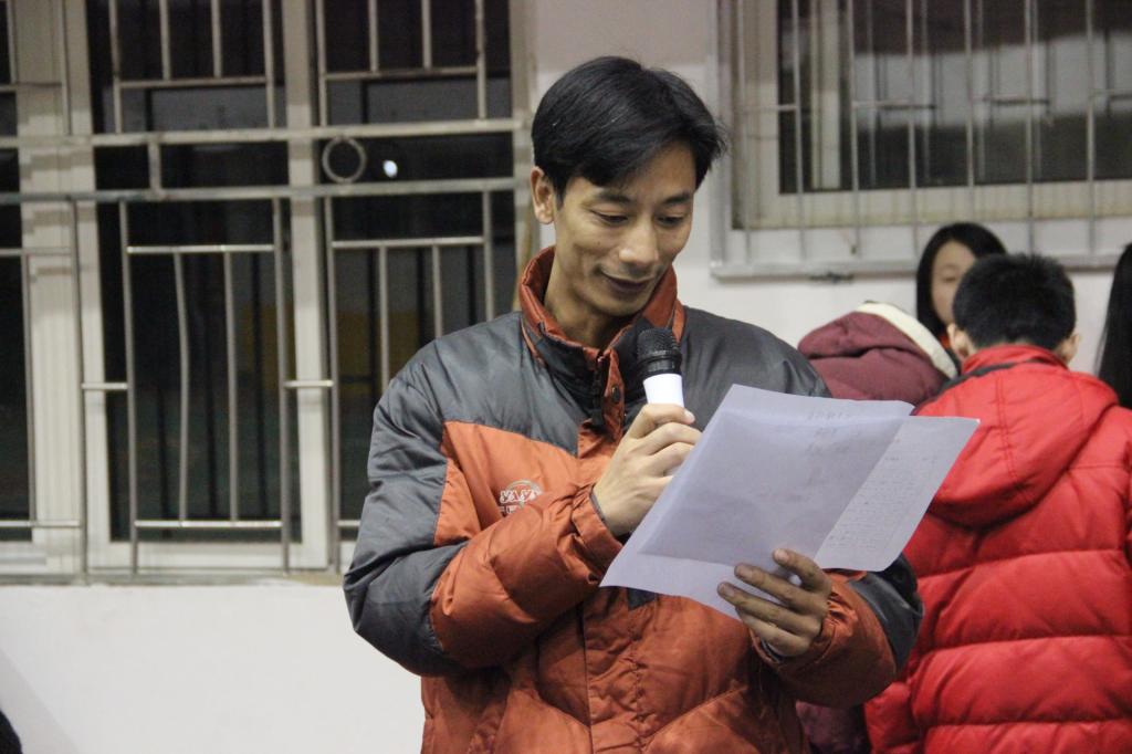 图为 张小林副院长宣布获奖名单