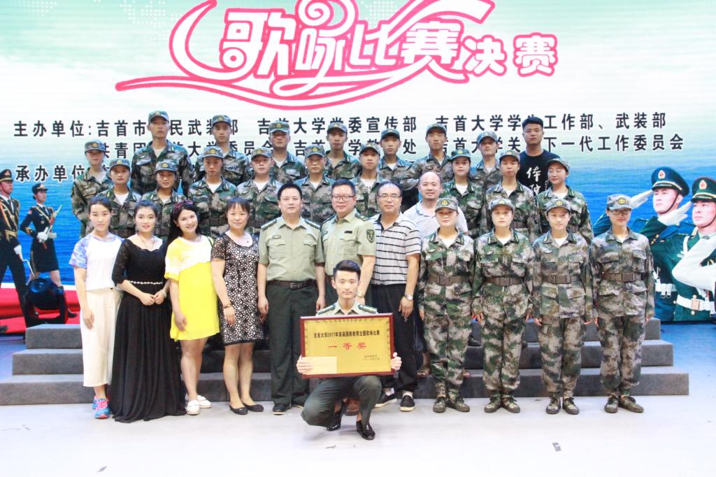 图为我院参赛选手与领导合影(于敏摄)