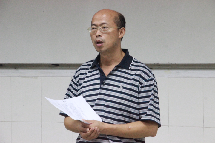 图为龙佩林教授发言(陈宝玉摄)