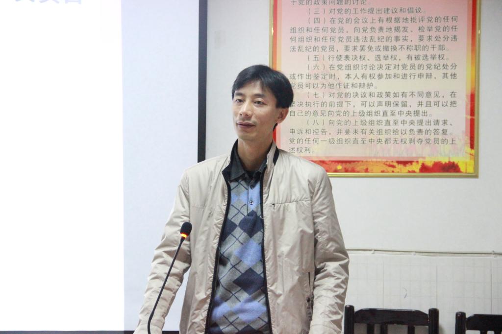 图三 张晓林副院长授课(李久阳)