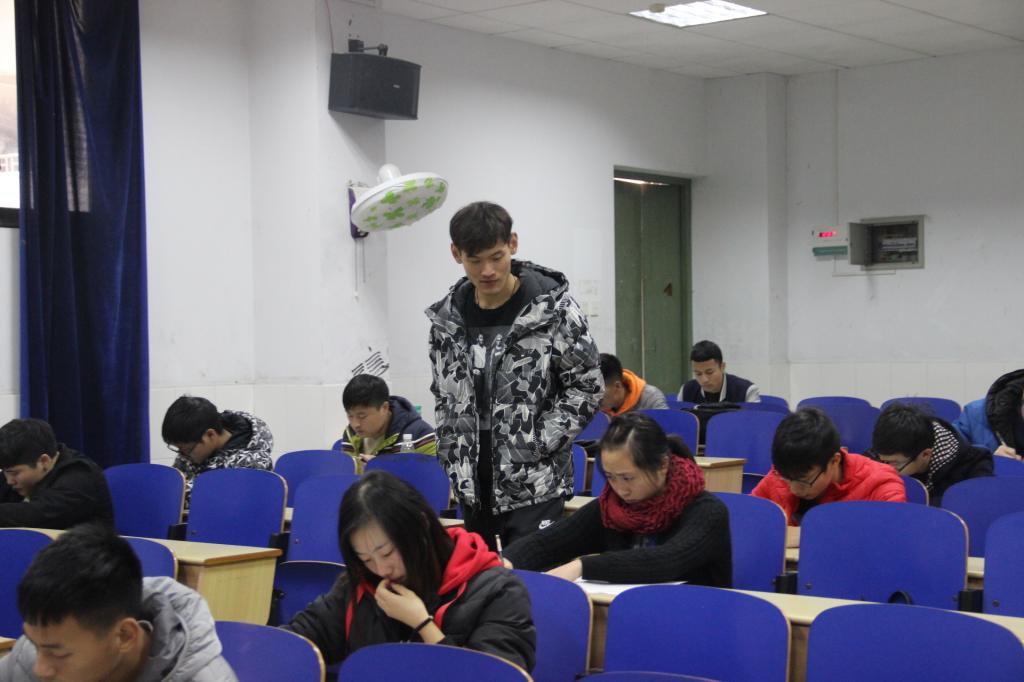 图六 考试现场(李久阳摄)