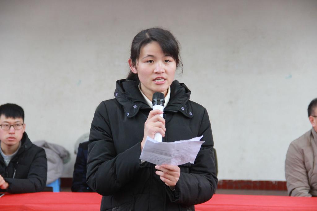 图五 我院毕业生代表张泽文发言(杨胜军摄)