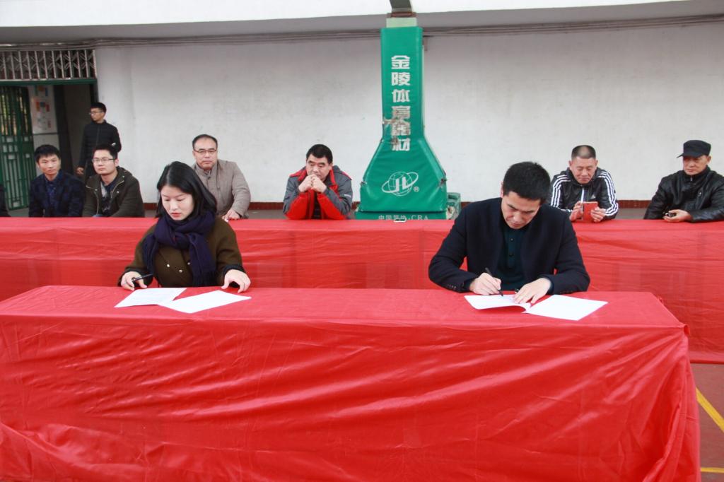 图四 周道平教授与用人单位代表奇迹健身有限公司举行协同育人实训基地签约仪式(杨胜军摄)