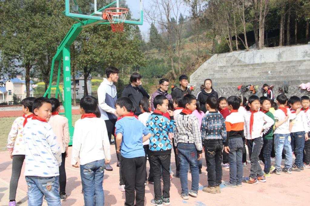图七 我院团总支、学生会成员进行志愿服务(王澳伦摄)