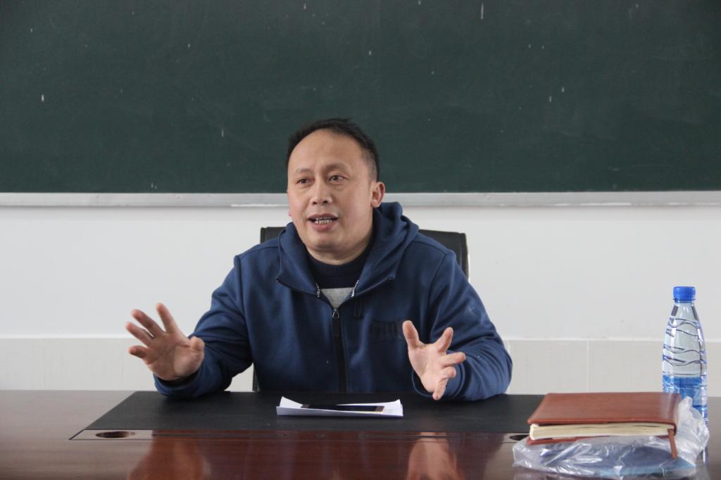 图二 双塘小学校长陈江平讲话(李久阳摄)