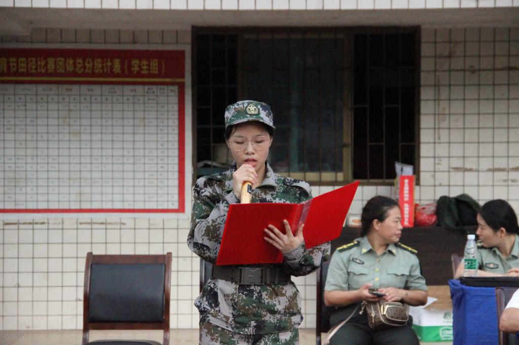 图二 我院新生代表左丽君发言(钱硕森摄)