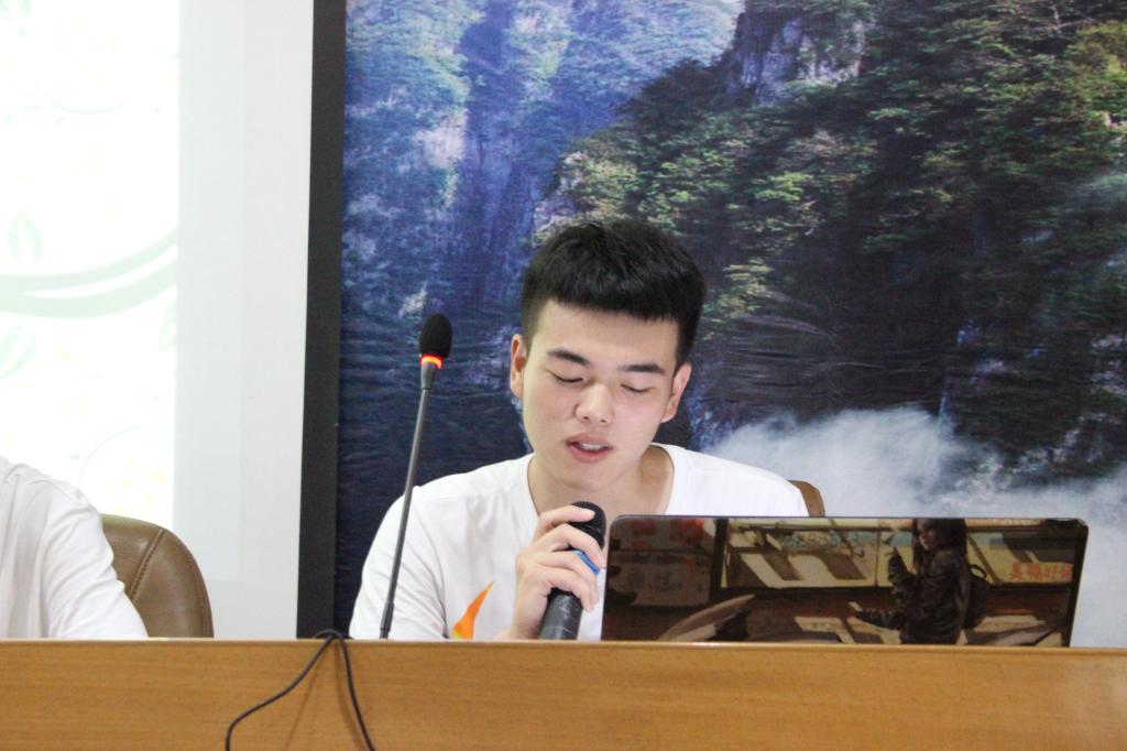 图二 团总支、学生会主席发言(钱硕森摄)