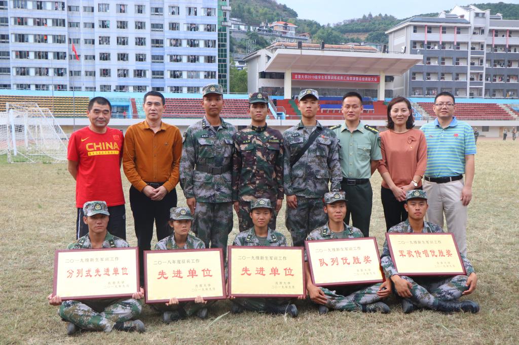 图二 我院所获奖项(刘杨乐摄)