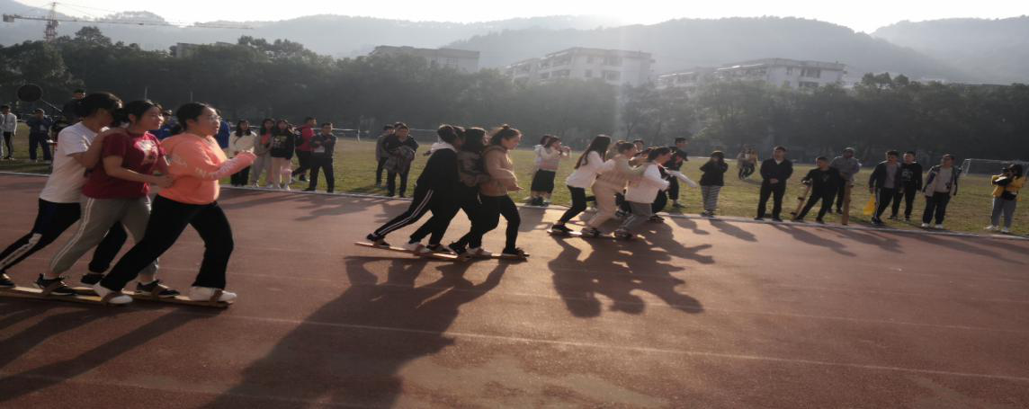 图二为三人棉鞋竞速比赛现场