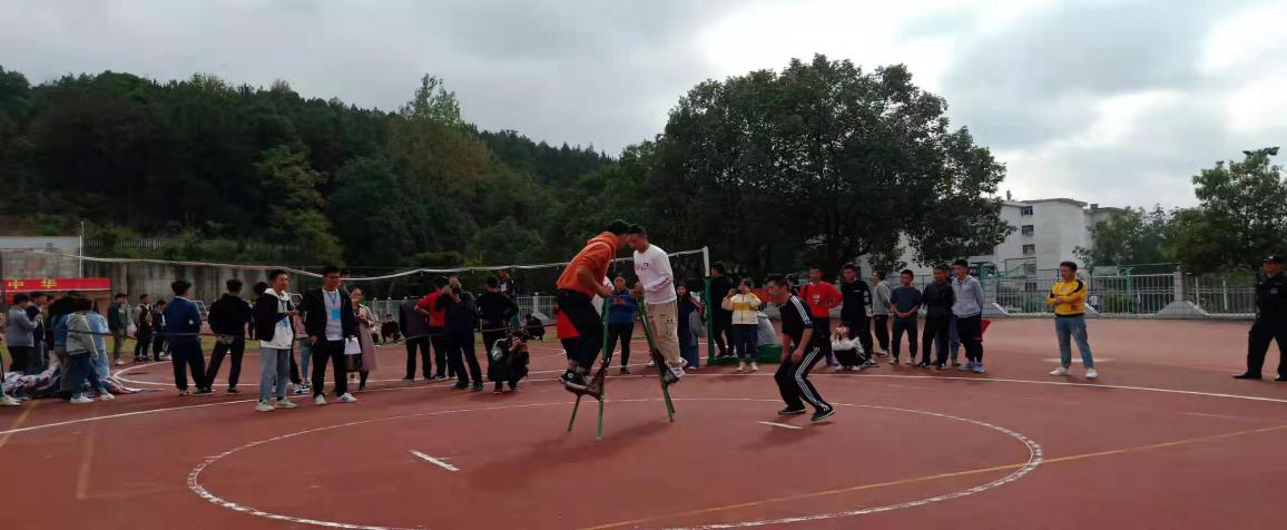 图三为高脚对抗比赛现场