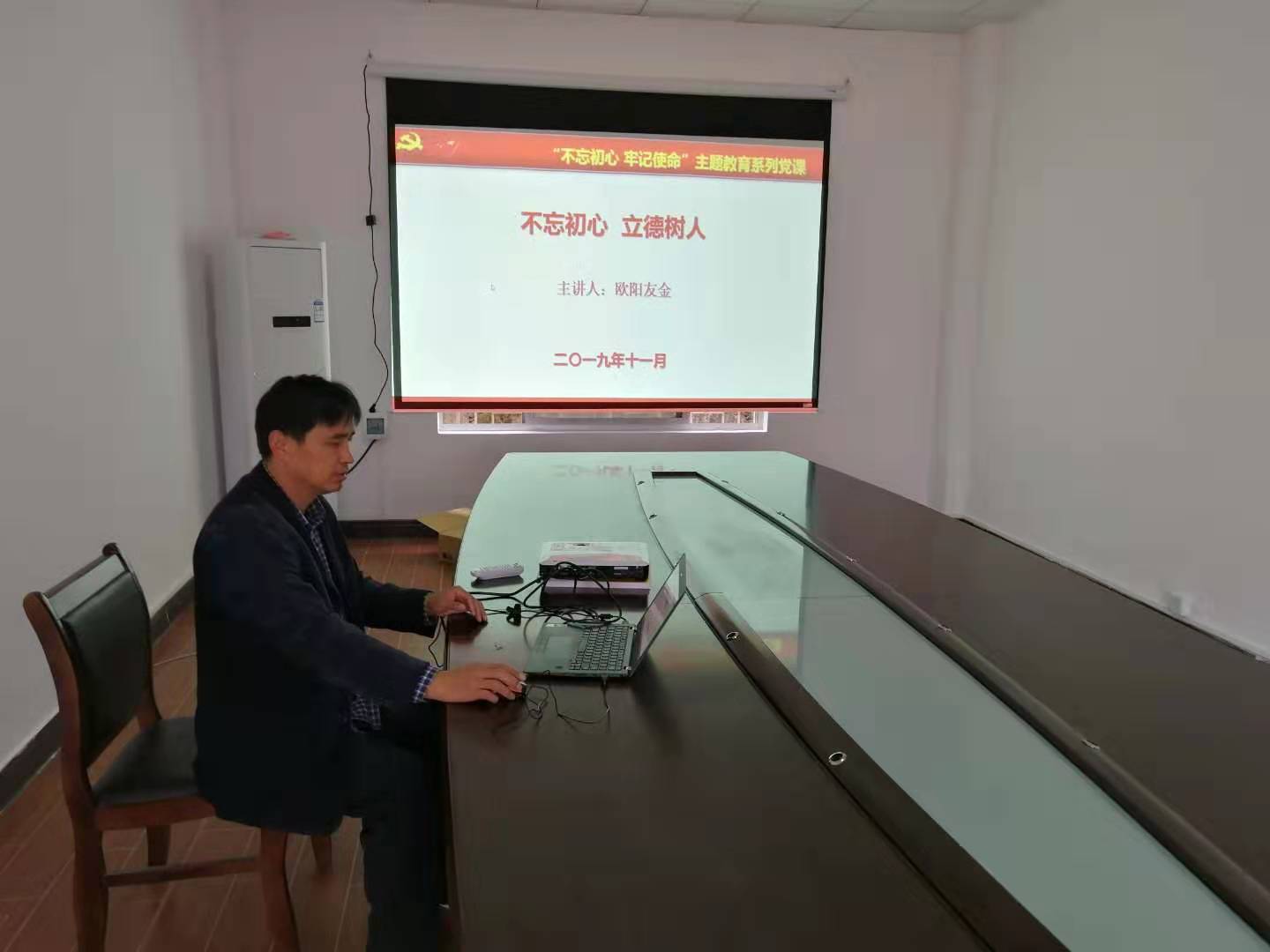 图为 支部书记欧阳友金带领党员学习