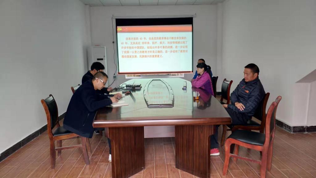 图为 支部党员们共同学习